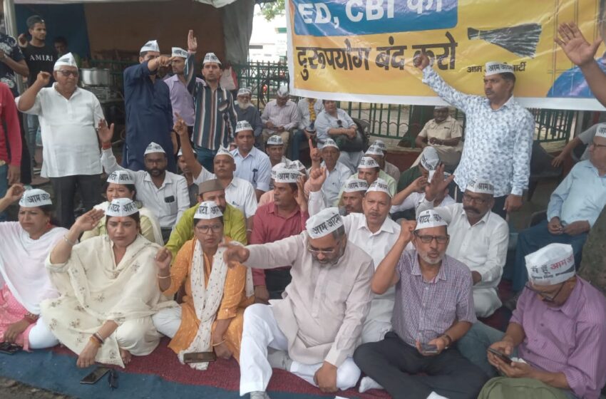  आम आदमी पार्टी के कार्यकर्ताओं ने दिल्ली के मुख्यमंत्री अरविन्द केजरीवाल कि गिरफ्तारी को लेकर प्रदर्शन किया।