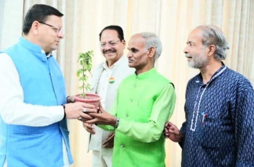  ग्रीनमैन विजयपाल बघेल ने मुख्यमंत्री श्री पुष्कर सिंह धामी से मुलाक़ात की।