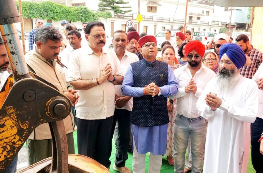  विधायक श्री खजान दास ने साइकलिंग ट्रेक नाली का निर्माण और वॉक वे का शिलान्यास किया।