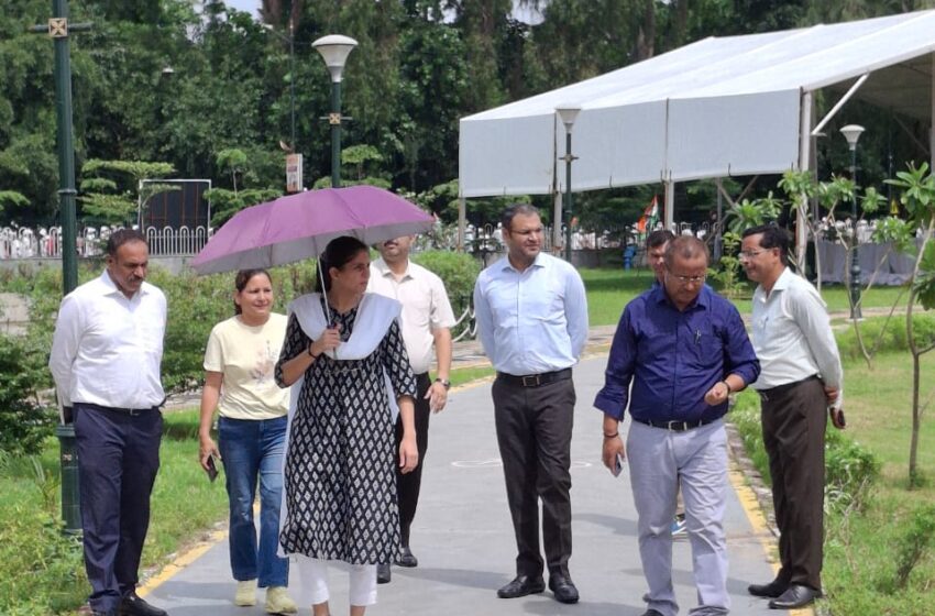  जिलाधिकारी श्रीमती सोनिका ने परेडग्राउण्ड का स्थलीय निरीक्षण किया।