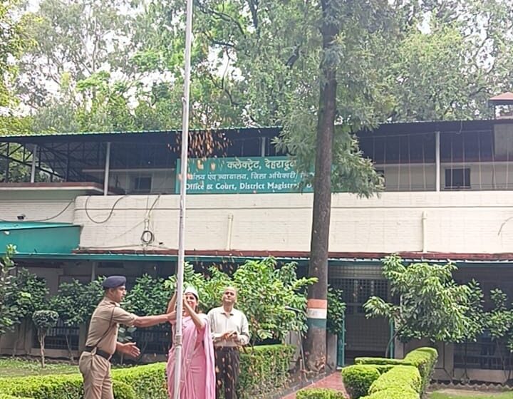  78 वें स्वतंत्रता दिवस के अवसर पर जिलाधिकारी श्रीमती सोनिका किया ध्वजारोहण।