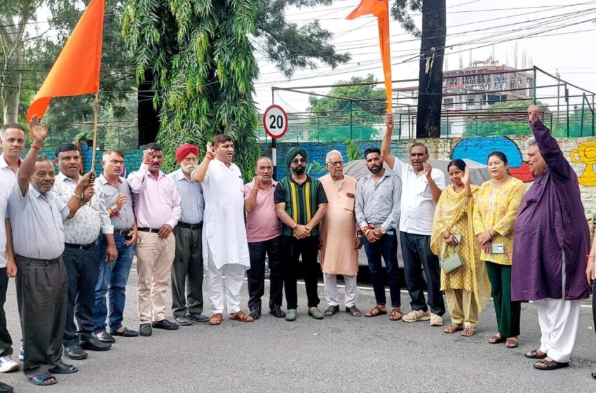  रेसकोर्स के निर्वार्तमान पार्षद एवं समाज सेवी देवेंद्र पाल मोंटी के नेतृत्व में आईएसबीटी में नाबालिक लड़की से बलात्कार को लेकर विरोध प्रदर्शन किया।