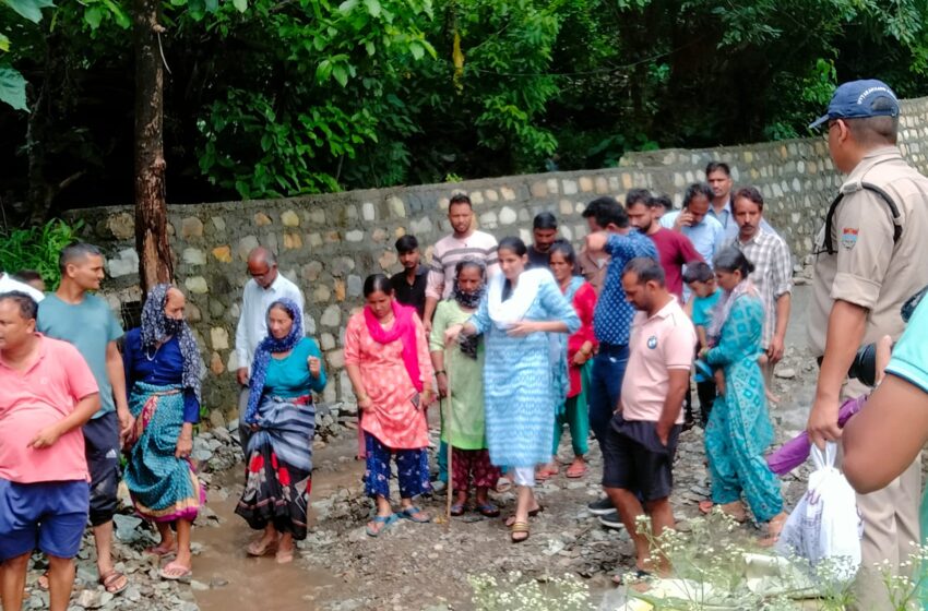  जिलाधिकारी श्रीमती सोनिका ने प्रभावित क्षेत्र मालदेवता एवं सेरकी गावं में अतिवृष्टि से हुई क्षति का मुआयाना किया।