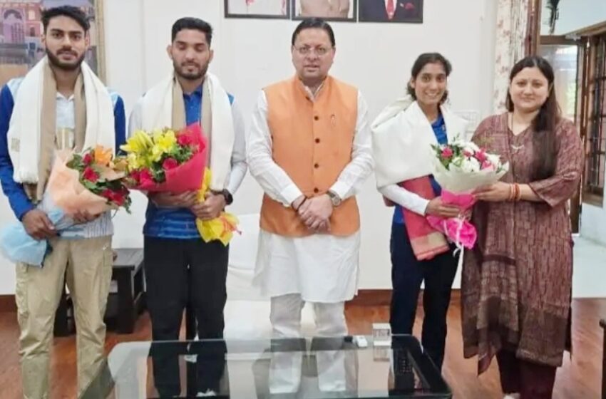  मुख्यमंत्री पुष्कर सिंह धामी ने पेरिस ओलिंपिक से लौटे एथलीटों का हौसला बढ़ाया।