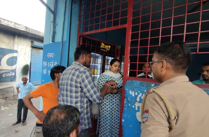  शराब की दुकानों पर अनियमितता एवं ओवर रेटिंग सम्बन्ध में मुख्यमंत्री श्री पुष्कर सिंह धामी ने कार्यवाही करने के निर्देश दिए।