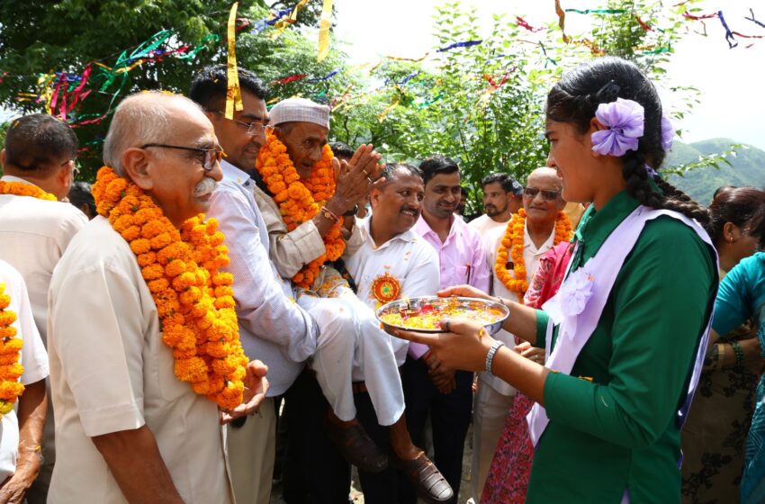  शिवदयाल गिरी जनता इंटर कॉलेज पोखरीखाल में पूर्व छात्रों द्वारा विद्यालय के शिक्षकों को आमंत्रित कर शिक्षक दिवस पऱ संम्मानित किया गया।