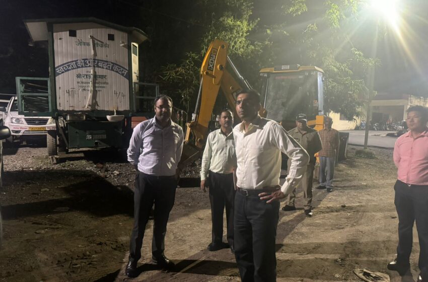  जिलाधिकारी श्री सविन बंसल ने देर रात्रि में नगर निगम के कंट्रोलरूम का औचक निरीक्षण किया।