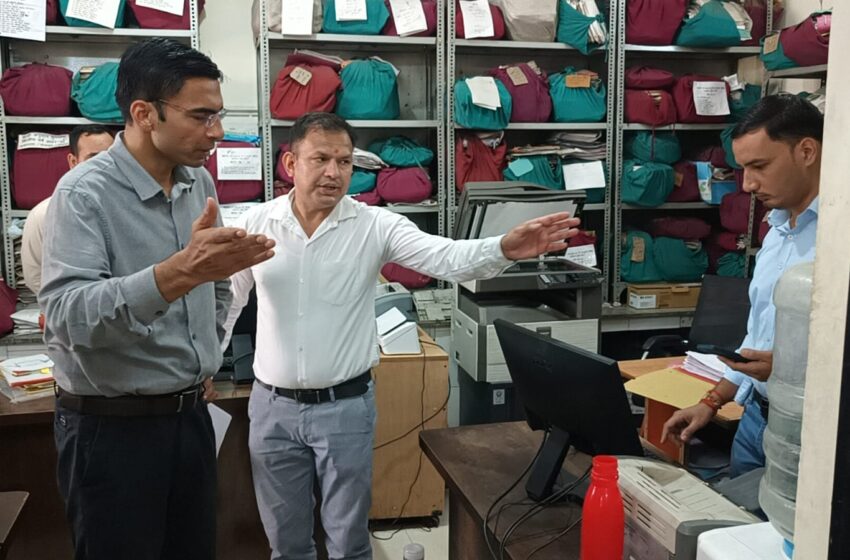  जिलाधिकारी श्री सविन बंसल ने जिला समाज कार्यालय का औचक निरीक्षण किया।