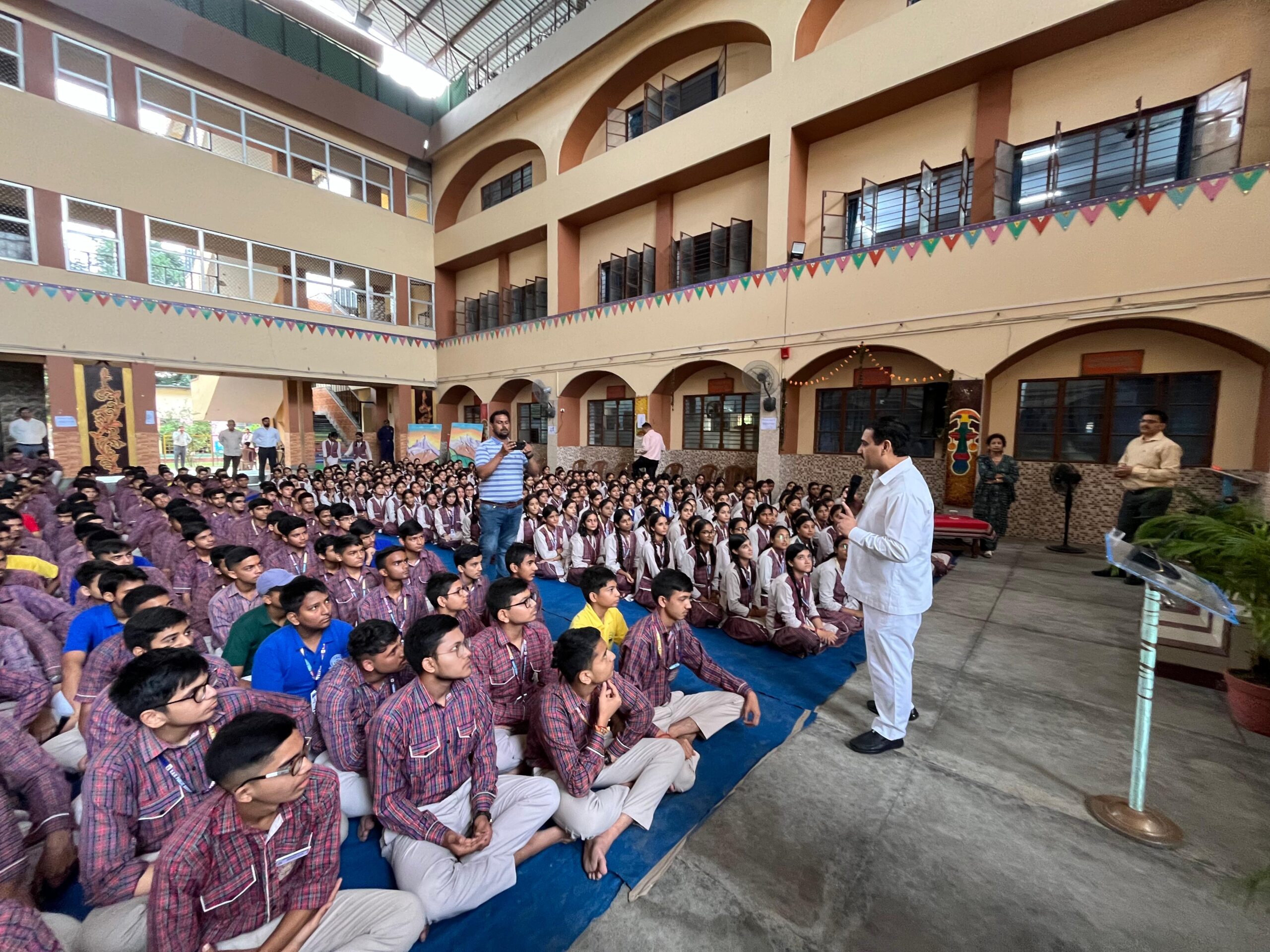  देवभूमि युवा संगठन द्वारा DAV पब्लिक स्कूल देहरादून में एंटी ड्रग कैंपेन का आयोजन किया।