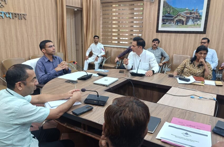  जिलाधिकारी सविन बंसल ने कहा की जब तक खुदी सड़के दुरूस्त नहीं करते, तब-तक किसी कार्यदायी संस्था को नए खुदान की अनुमति नही दी जायेगी।