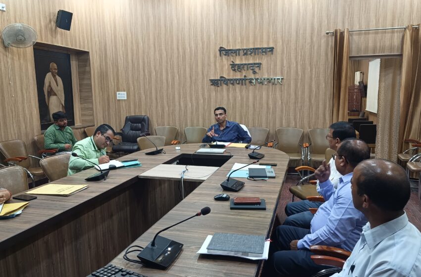  जिलाधिकारी श्री सविन बंसल ने ली अब उठाया स्कूलों की स्थिति को सुधारने का बीड़ा।