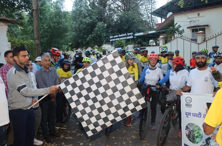  जिलाधिकारी सविन बंसल ने पहाड़ी पेडलर्स के साइकिल दल को हरी झंडी दिखाकर रवाना किया।