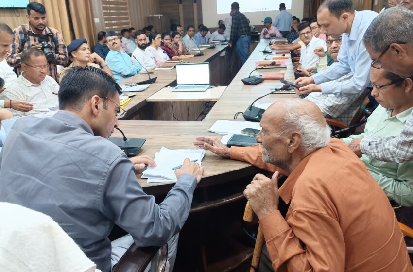  जिलाधिकारी सविन बंसल ने जनता दरबार लगाया।