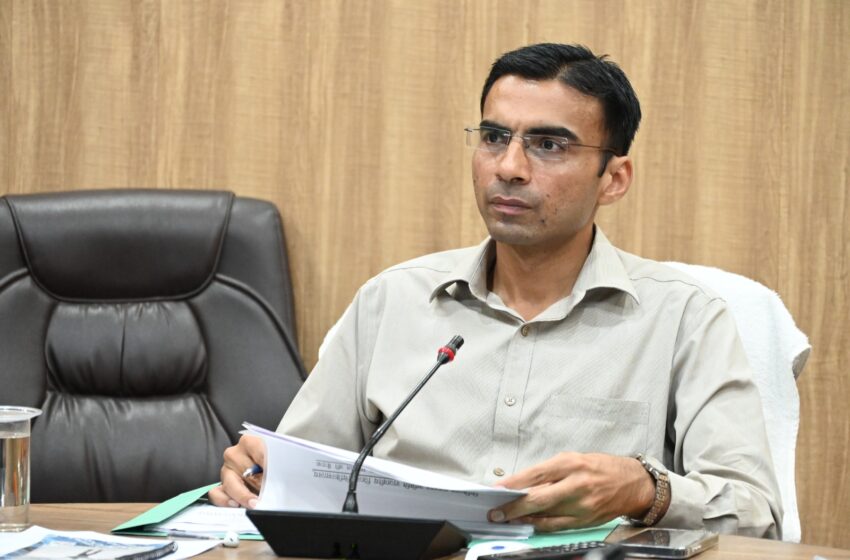  जिलाधिकारी सविन बंसल ने ईईएसएल से स्ट्रीटलाईटों के मरम्मत एवं रखरखाव कार्य छीन लिया।