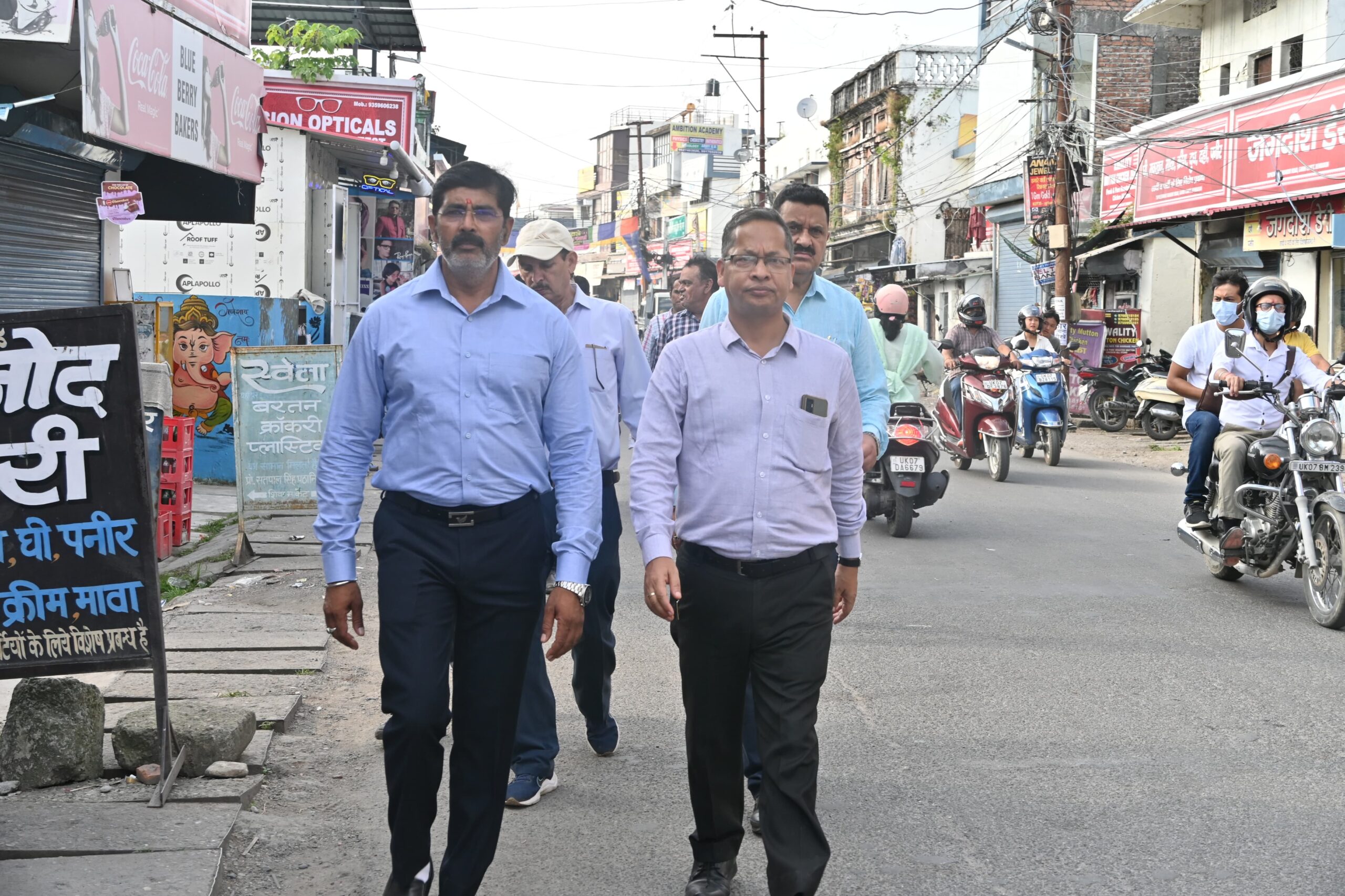  जिलाधिकारी सविन बंसल के निर्देशों पर एसडीएम न्याय हरि गिरि और केंटोनमेंट बोर्ड के सीईओ ने टपकेश्वर क्षेत्र में सड़क पर हुए अतिक्रमण को हटाया।