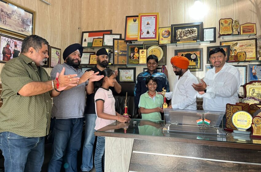  गोल्ड व सिल्वर मेडल लाए तैराक सगे भाई बहनों को देवेन्द्र पाल सिंह मोंटी ने सम्मनित किया।