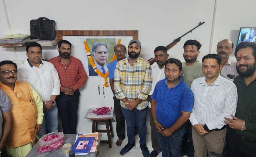  स्वर्गीय रतन टाटा जी का अकस्मात निधन देहरादून दून उद्योग युवा व्यापार मंडल के द्वारा श्रद्धांजलि सभा आयोजित की। 