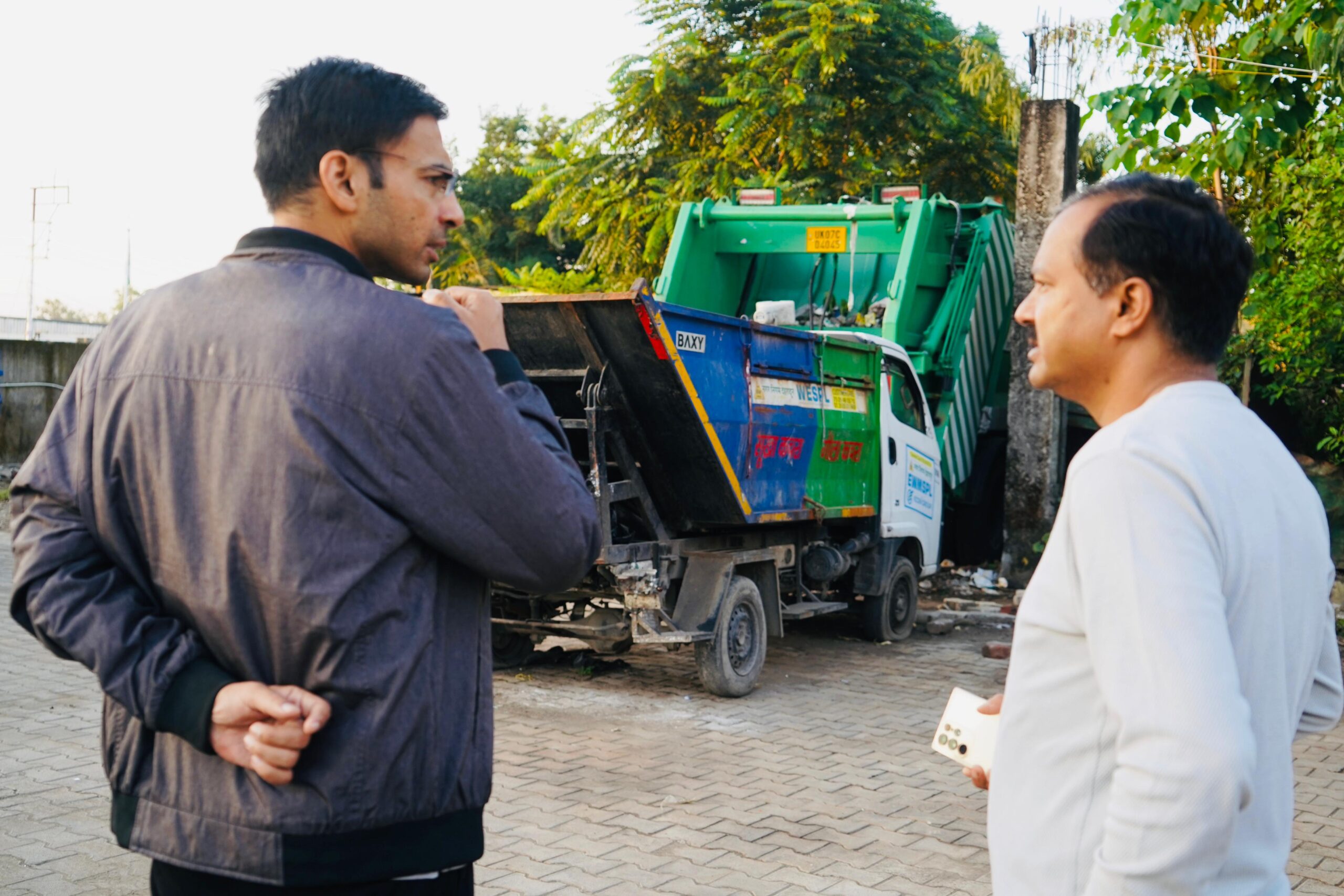  जिलाधिकारी सविन बंसल ने सुबह 6 बजे नगर निगम देहरादून की सफाई व्यवस्था का आकस्मिक निरीक्षण किया।