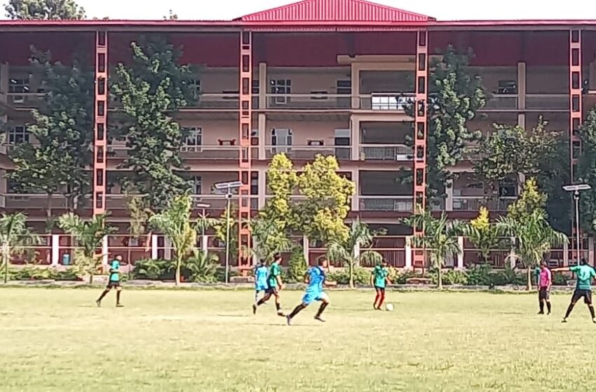  द्वितीय रोहिताश इंटर स्कूल सॉकर टूर्नामेंट में गुरूनानक एकेडमी व सेंट थॉमस कालेज के बीच रहा संघर्षपूर्ण मैच।