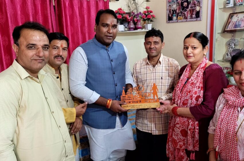  महानगर अध्यक्ष सिद्धार्थ उमेश अग्रवाल जी ने शक्ति केंद्र के संयोजकों को दीपावली की शुभकामनाएं दी।