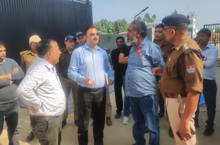  जिलाधिकारी सविन बंसल के निर्देशन पर पटाखा गोदाम पर मारा छापा।