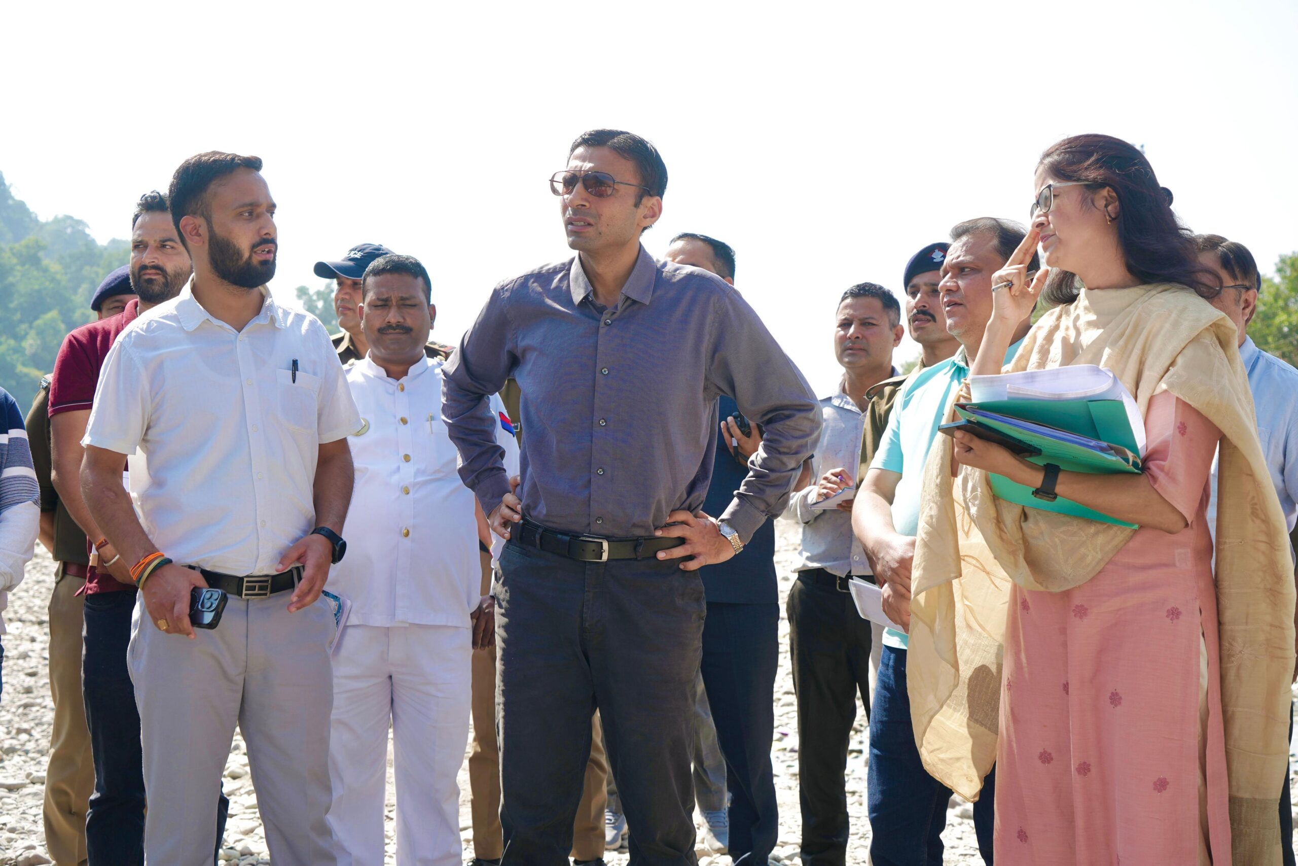  जिलाधिकारी सविन बंसल ने त्रिवेणी घाट का समिति के सदस्यों के साथ संयुक्त निरीक्षण किया गया।