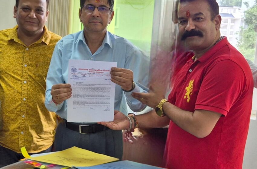  राज्य प्राथमिक शिक्षक संघ के जिलाध्यक्ष धर्मेंद्र रावत के नेतृत्व में निदेशक (प्रारंभिक शिक्षा) उत्तराखंड देहरादून श्रीमान राम कृष्ण उनियाल को ज्ञापन देकर नियमों की अनदेखी का आरोप लगाया।