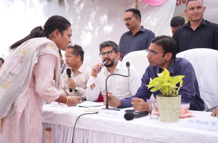  जिलाधिकारी सविन बंसल ने विकासखंड रायपुर के मालदेवता में स्थानीय ग्रामीणों, एवं बुर्जुगों महिलाओं के बीच विभागों के अधिकारियों संग सुनी समस्याएं। 