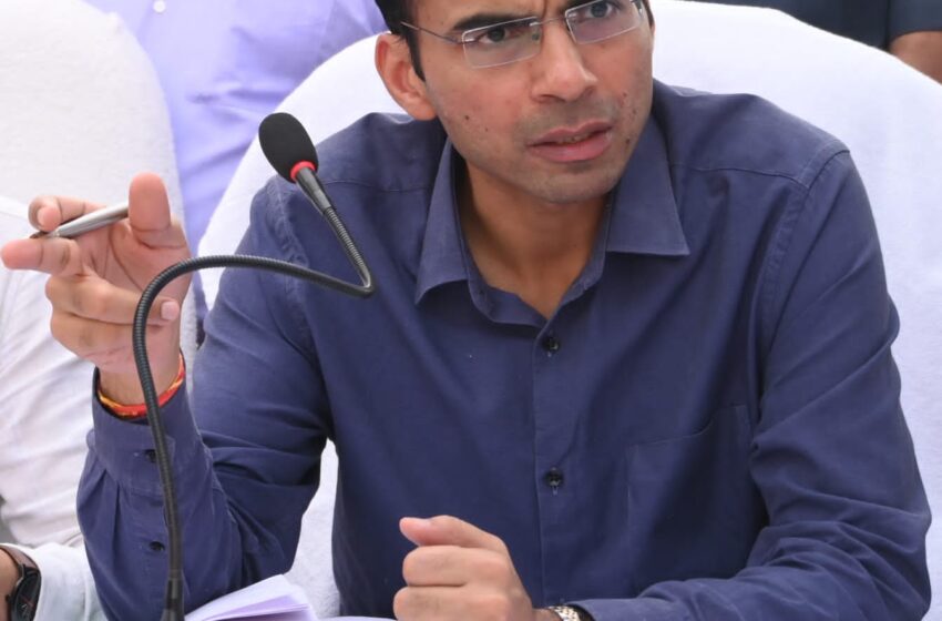  जिलाधिकारी/प्रशासक सविन बंसल के निर्देशों के क्रम में नगर निगम द्वारा विभिन्न वार्डों में खराब लाईट ठीक करने का कार्य गतिमान।