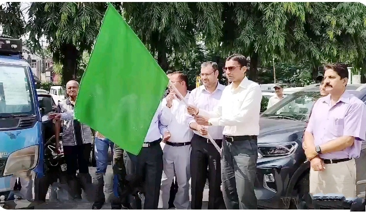  जिलाधिकारी ने स्वास्थ्य विभाग को दी डेंगू रोधी 20 मशीनें।