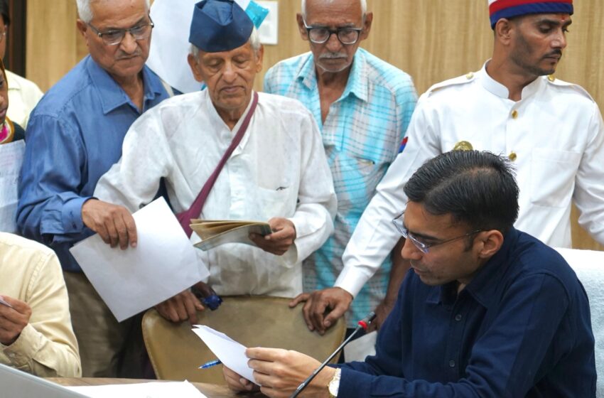  जिलाधिकारी सविन बंसल की अध्यक्षता में जनसुनवाई कार्यक्रम का आयोजन किया।