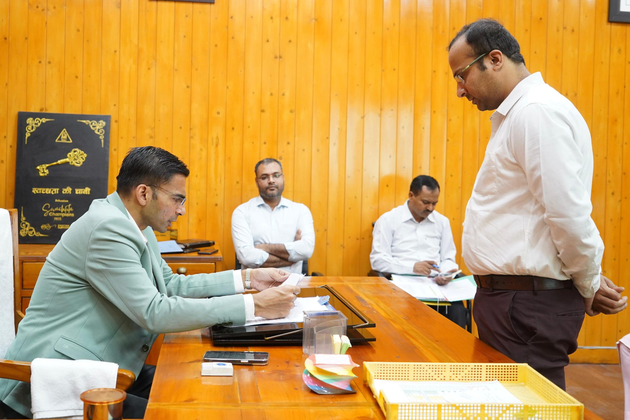  जिलाधिकारी सविन बंसल ने 73 वार्डों पर मानदंड के अनुरूप कार्य न करने एवं लचर कार्य प्रणाली पर कंपनियों टर्मिनेशन लैटर जारी करने के निर्देश।