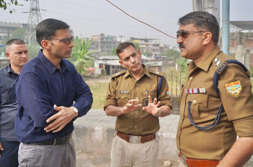  जिलाधिकारी सविन बंसल ने शहर में जनमानस की समस्या देखने सड़क पर दुपहिया वाहन से निरिक्षण।