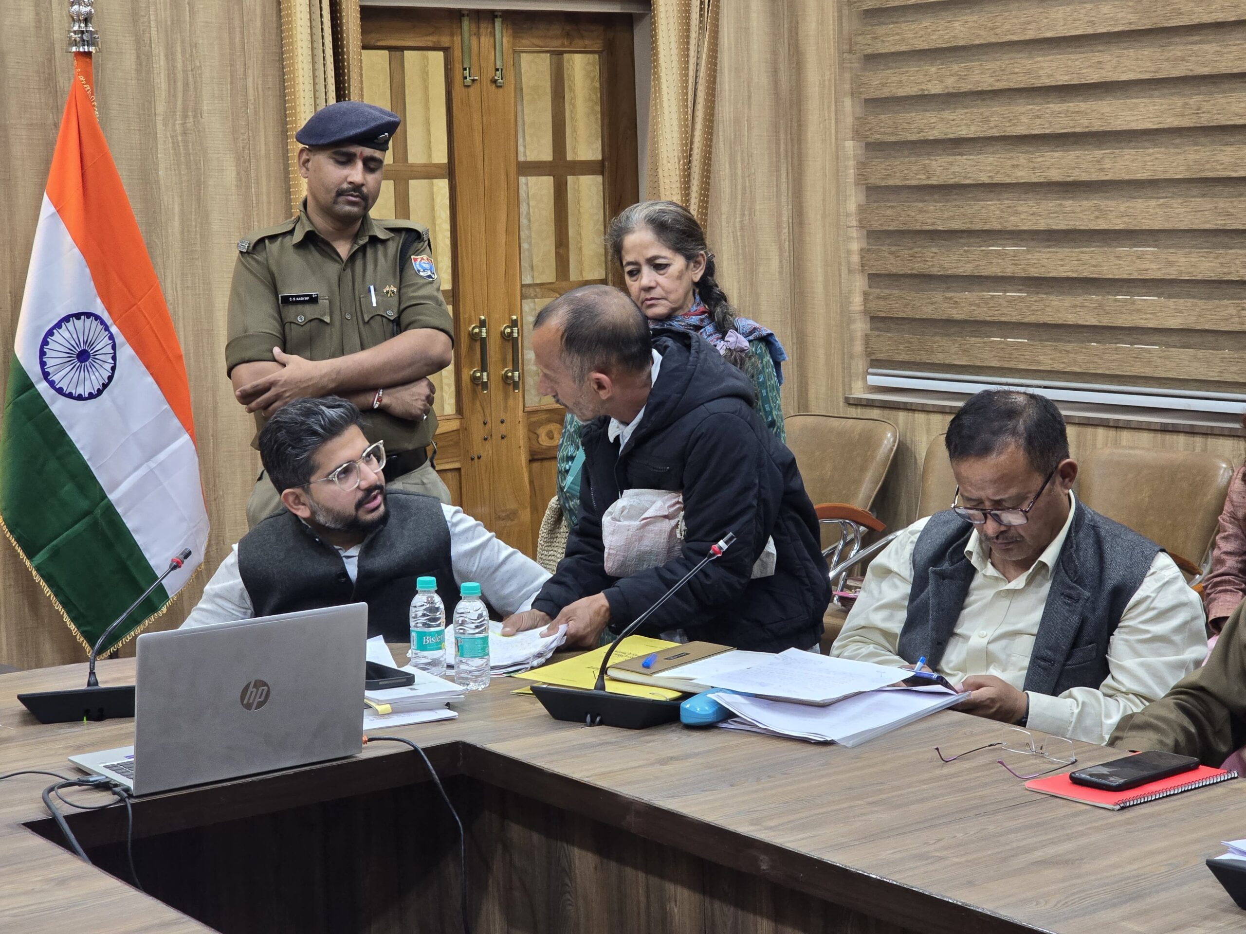  मुख्य विकास अधिकारी अभिनव शाह की अध्यक्षता में जनसुनवाई का कार्यक्रम का आयोजन किया।