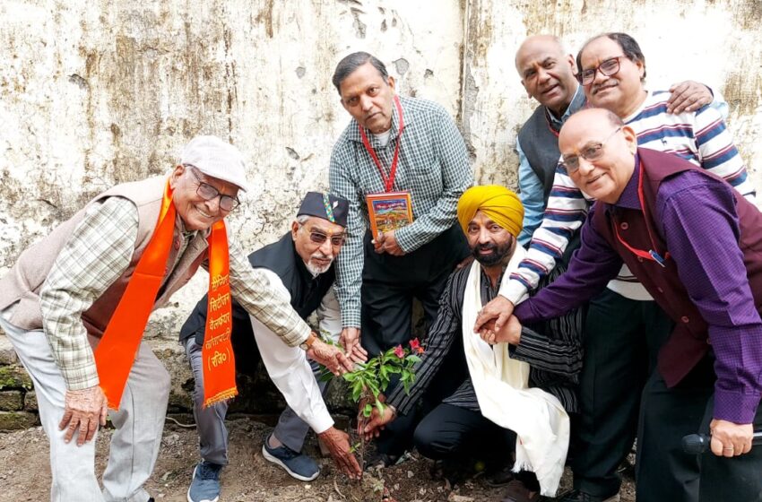  सीनियर सिटीजन वेलफेयर सोसाइटी की ओर से प्राथमिक विद्यालय आर करके छात्रों को निशुल्क सर्दियों के लिए ट्रैकसूट का वितरण किया।