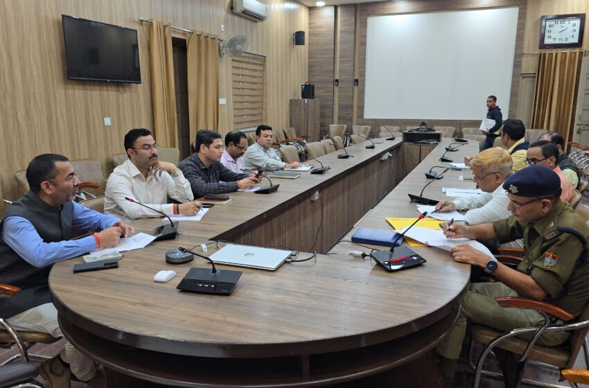  जिलाधिकारी के निर्देशों के अनुपालन में अपर जिलाधिकारी प्रशासन द्वारा जनपद के शहरी क्षेत्रों लगे सीसीटीवी कैमरे की अद्यतन स्थिति के सम्बन्ध में बैठक आयेाजित की।