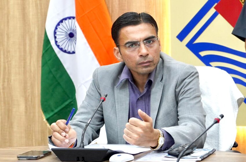  जिलाधिकारी सविन बंसल ने सख्त रुख अपनाते हुए शहर में 47 वार्डो में कूड़ा उठान हेतु निविदा आमंत्रित की।