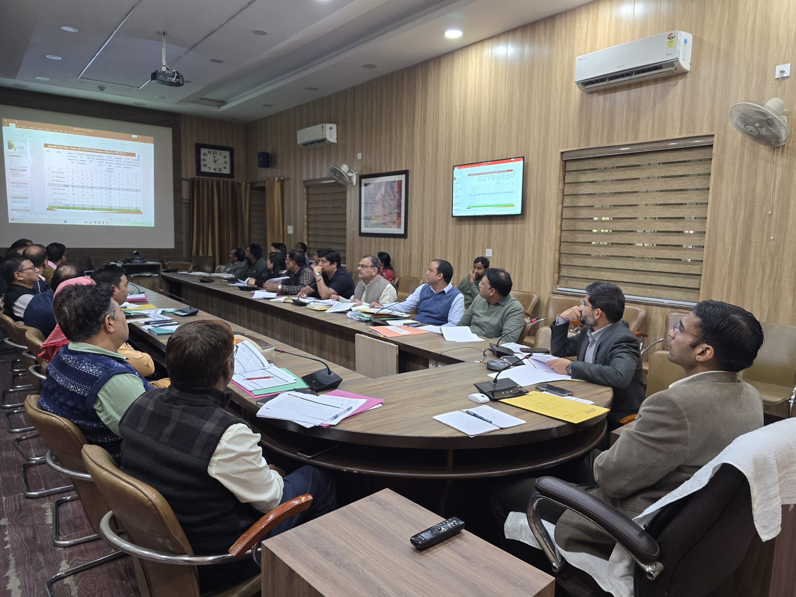  जिलाधिकारी सविन बंसल की अध्यक्षता में जिला जल जीवन स्वच्छता मिशन की बैठक आयोजित की गई।