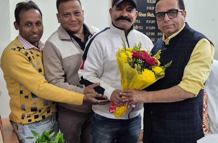  उत्तराखंड प्राइमरी टाचर्स एसोसिएशन /उत्तराखंड प्राथमिक शिक्षक संघ देहरादून के जिलाध्यक्ष धर्मेन्द्र सिंह रावत के नेतृत्व में नव नियुक्त निदेशक माध्यमिक शिक्षा डॉ. मुकुल सती का पुष्प गुच्छ भेंट कर स्वागत किया।