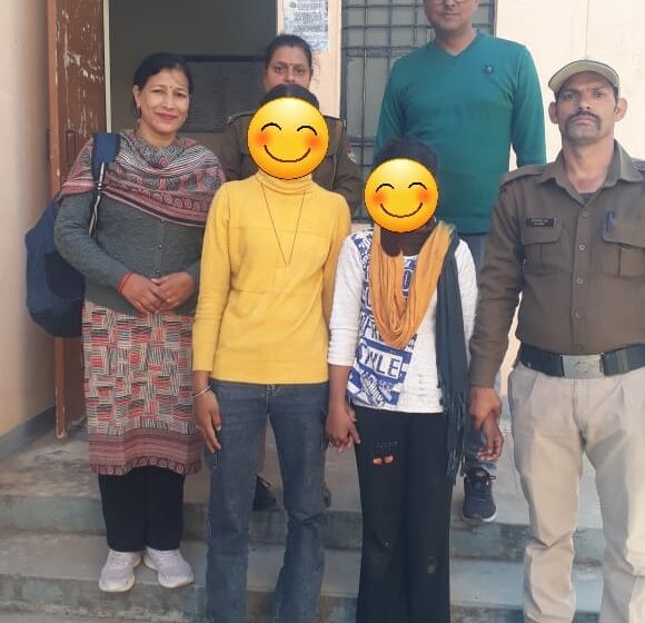  जिलाधिकारी सविन बंसल ने भिक्षावृत्ति को रोकने निर्देशों के क्रम में दो बालिकाओ को रेस्क्यू किया।