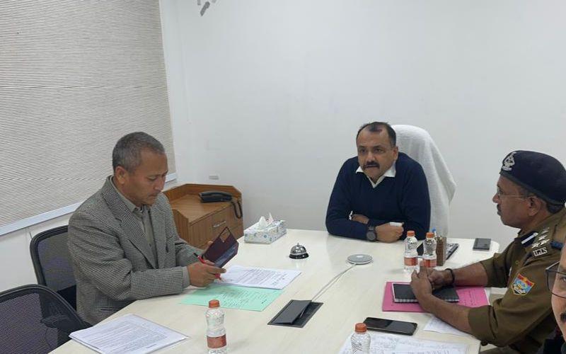  नवनियुक्त अपर पुलिस महानिदेशक कारागार अभिनव कुमार ने  वीडियोकान्फैंसिग के माध्यम से अधीनस्थ समस्त कारागार अधीक्षकों की बैठक ली।