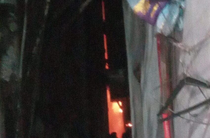  घंटाघर के समीप गैलॉर्ड बेकरी के गोदाम में लगी आग।