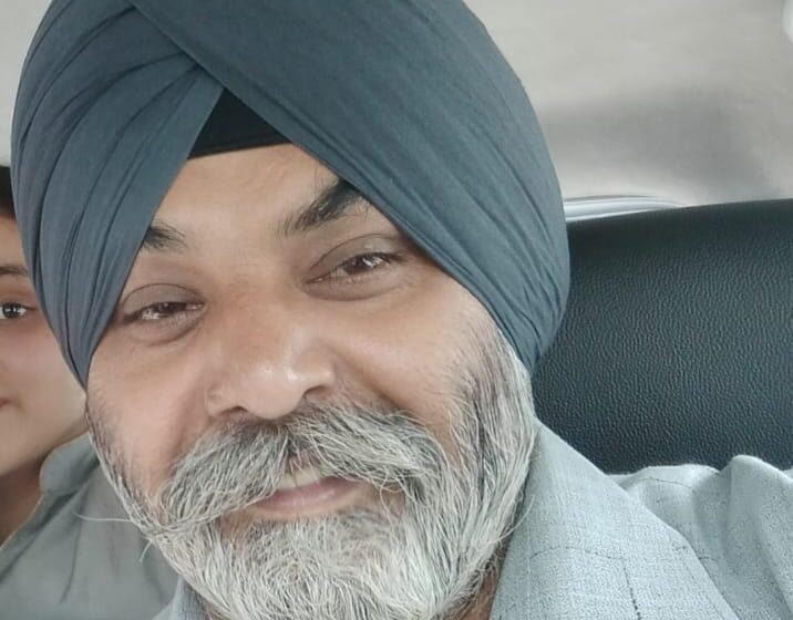  दून न्यूज पेपर एजेंट एसोसिएशन ने किया पल्टन बाजार में उजाला।