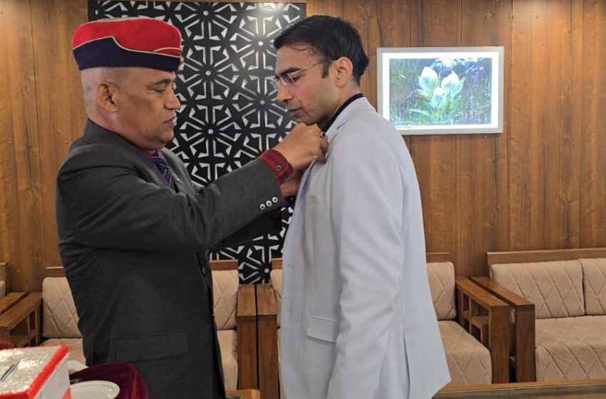  जिलाधिकारी सविन बंसल को जिला सैनिक कल्याण अधिकारी द्वारा सशस्त्र सेवा झंडा भेंट किया।