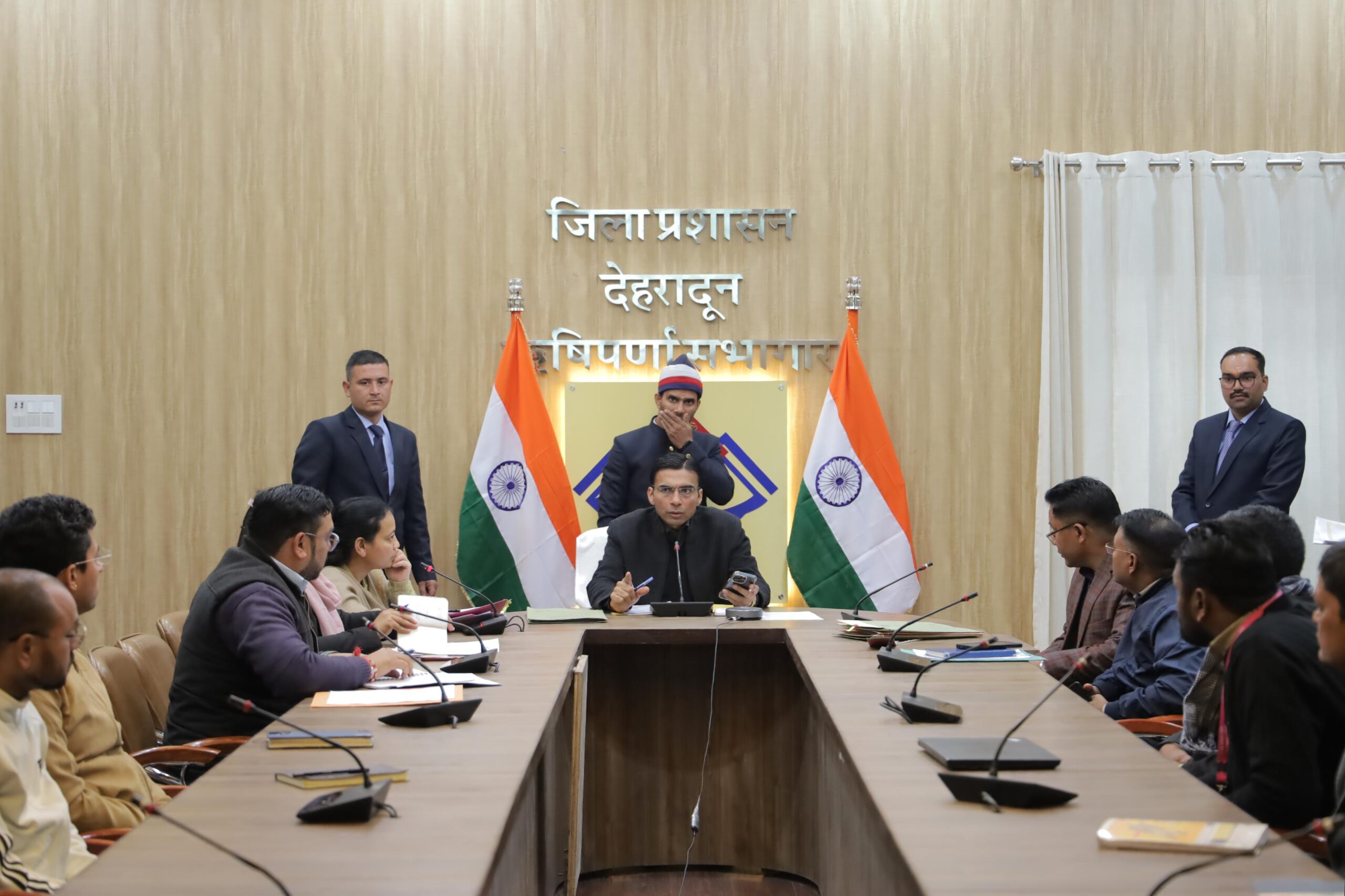  जिलाधिकारी सविन बंसल ने कहा कि बिना अनुमति के टावर लगे पाए जाने पर सीलिंग की कार्यवाही सहित होगी एफआईआर।