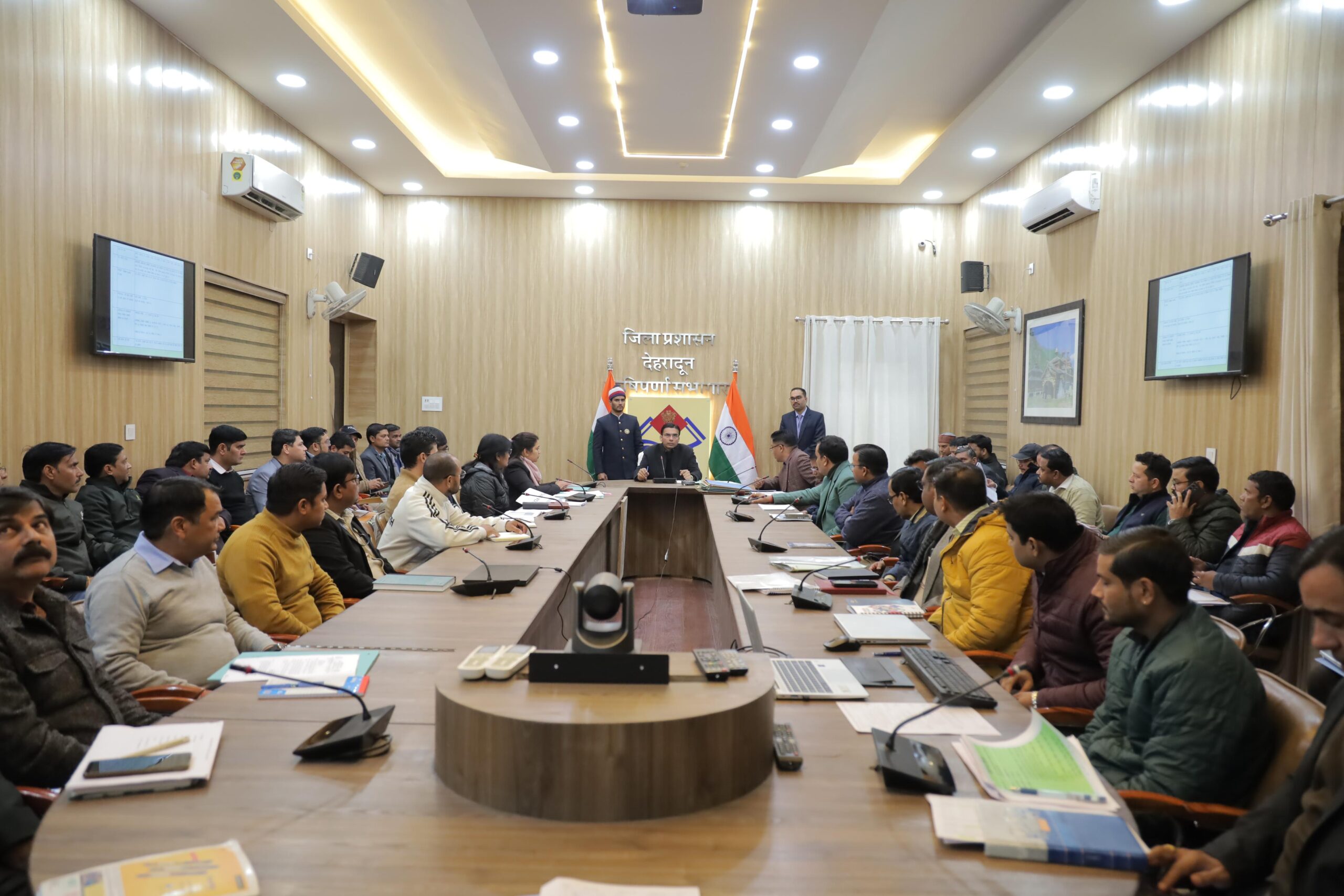  जिलाधिकारी सविन बंसल ने बताया कि रोड़ कटिंग अनुमति की बैठक में जनमानस को भी किया जाएगा आमंत्रित, बैठक से पहले जारी होगी सार्वजनिक सूचना, ताकि मिल सके परेशानियों पर सीधी प्रक्रिया। 