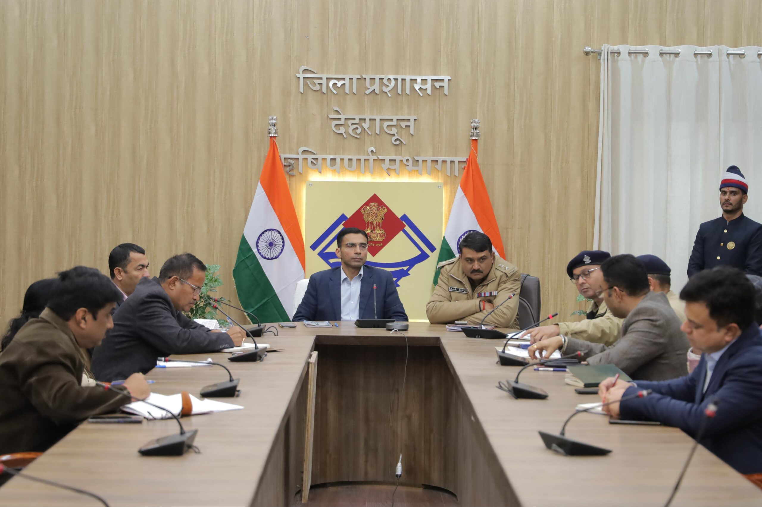  जिलाधिकारी सविन बंसल ने कहा कि व्यवस्था ऐसी बनाई जाए की न तो ब्रांड मसूरी खराब हो, और न ही पर्यटकों/स्थानियों को कोई दिक्कत हो।