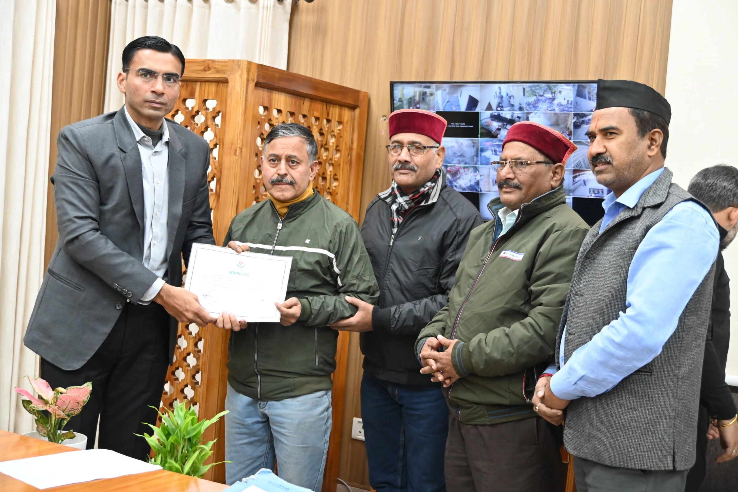  जिलाधिकारी सविन बंसल ने दिलाया राज्य आंदोलनकारी के परिजन को सम्मान पत्र। 