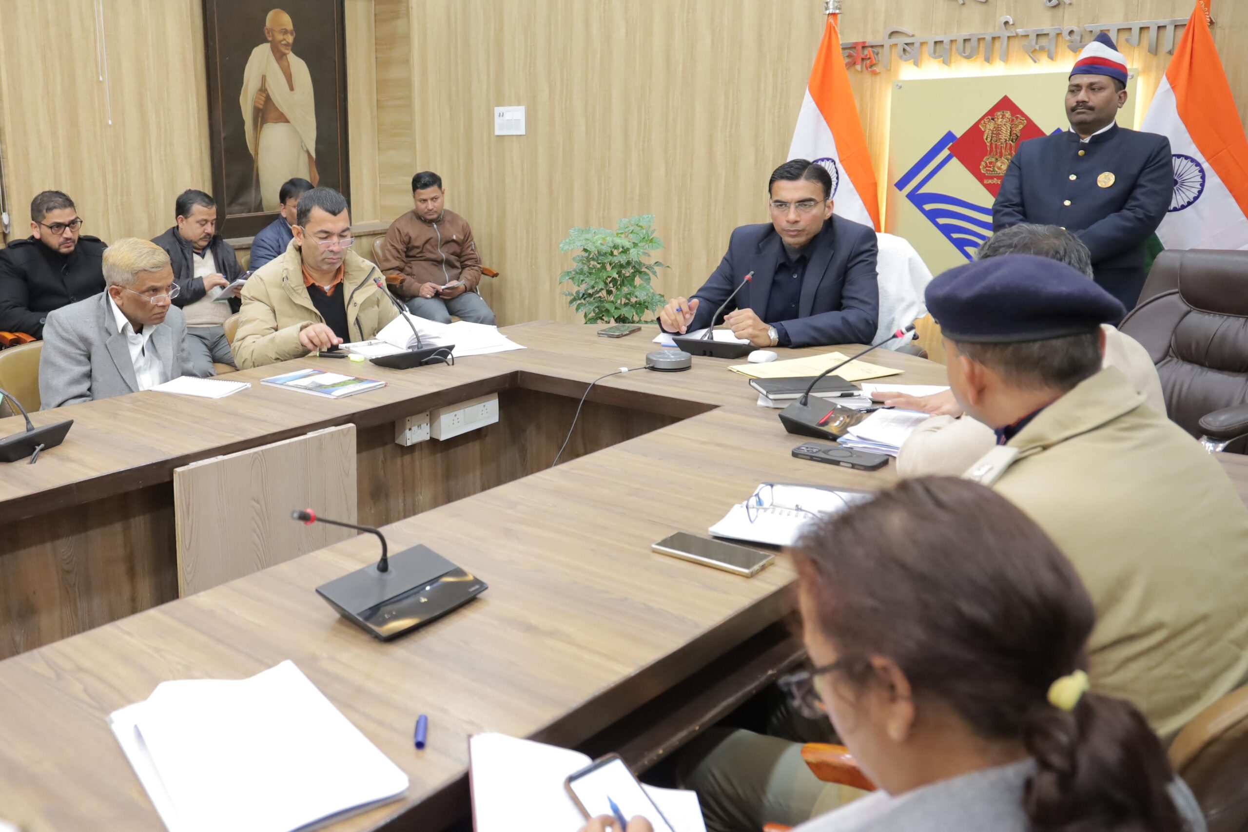  जिलाधिकारी/जिला निर्वाचन सविन बंसल की अध्यक्षता में नगर निकाय सामान्य निर्वाचन-2024 को निष्पक्ष एवं पारदर्शिता के साथ सम्पन्न कराने हेतु तैनात नोडल एवं सहनोडल अधिकारियों के साथ बैठक की।