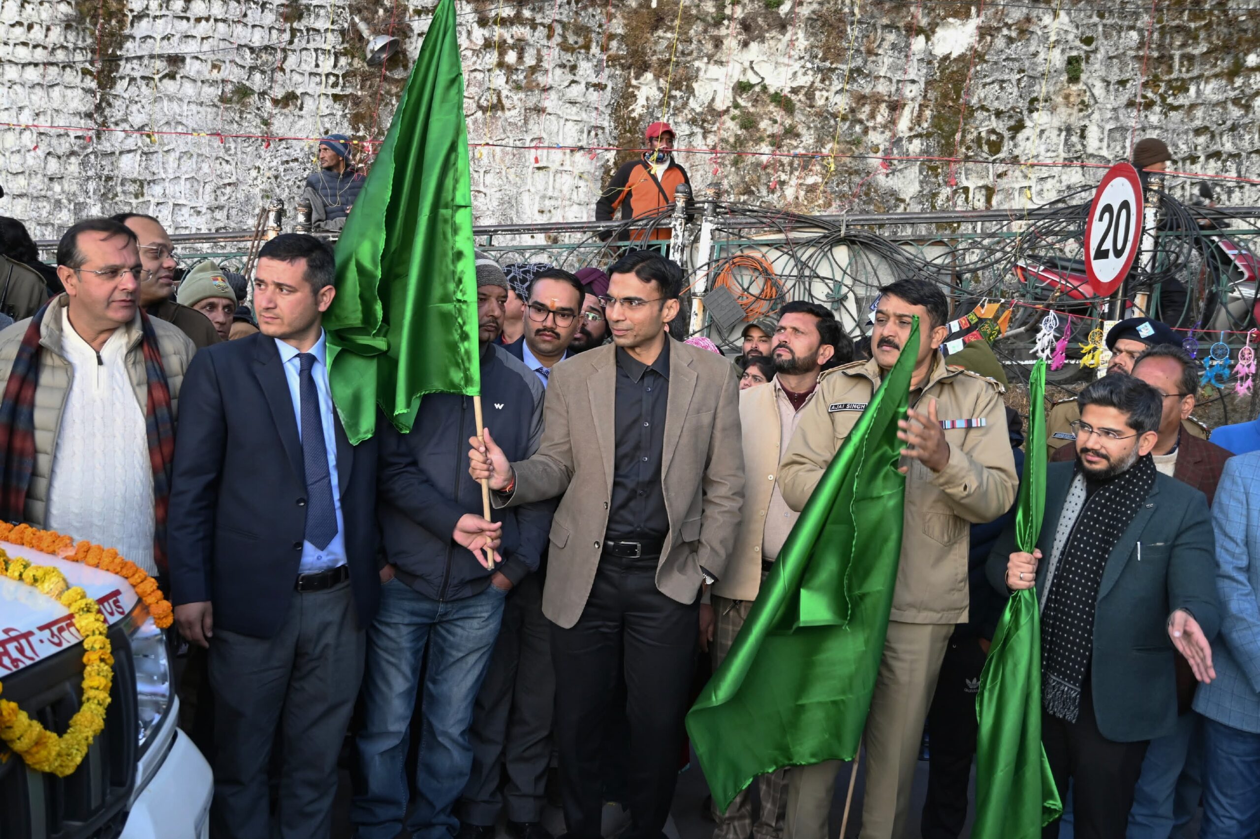  मसूरी विंटर लाइन कार्निवाल का ने जिलाधिकारी सविंन बंसल एवं वरिष्ठ पुलिस अधीक्षक अजय सिंह ने किया शुभारंभ।